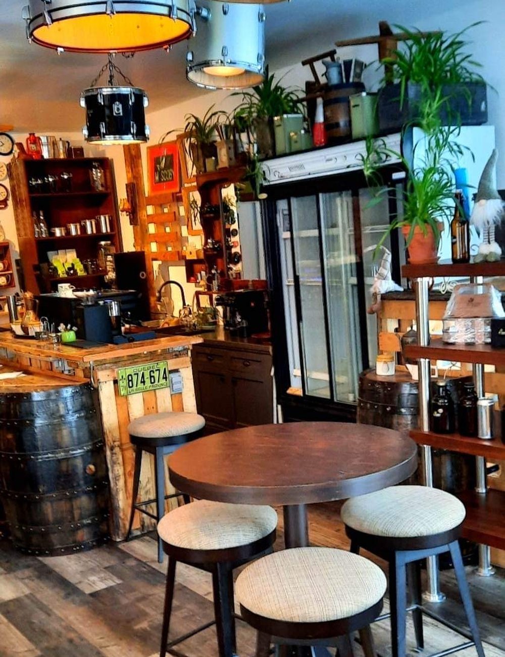 Le bar de M.Scoby, ses becs de service, ses plantes et ses étagères