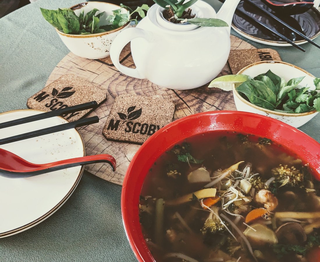 Un bol de soupe à l'oignon, servi avec du pain